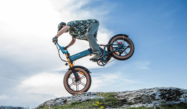 Uomo in sella a una bici elettrica Fiido M1 Pro