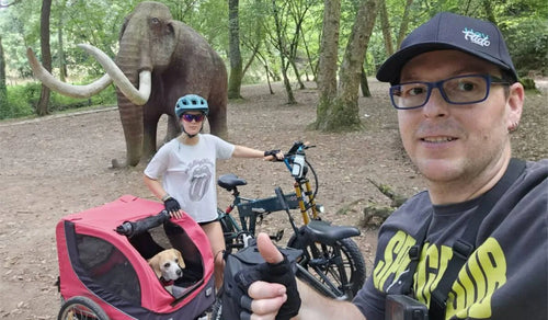 Una coppia si gode una passeggiata nel parco con la FIIDO M1 Pro bicicletta elettrica e la Fiido Titan bicicletta elettrica.