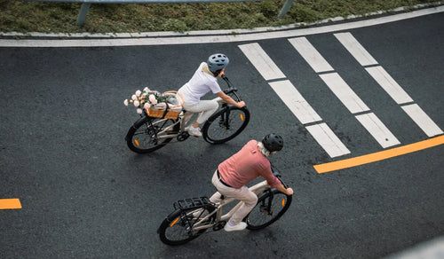 Entrambe le persone stanno pedalando sulle Fiido Nomads, e-bike a lunga autonomia.