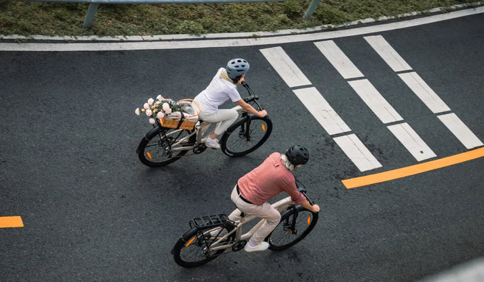 Entrambe le persone stanno pedalando sulle Fiido Nomads, e-bike a lunga autonomia.