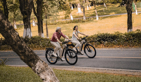 Una coppia esce in sella a una bicicletta elettrica Fiido Nomads