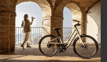 Una donna pedala su una bicicletta elettrica Fiido Nomads per un giro