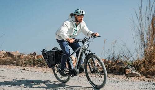 E-bike da turismo Fiido Nomads Pro con un uomo che pedala fuoristrada
