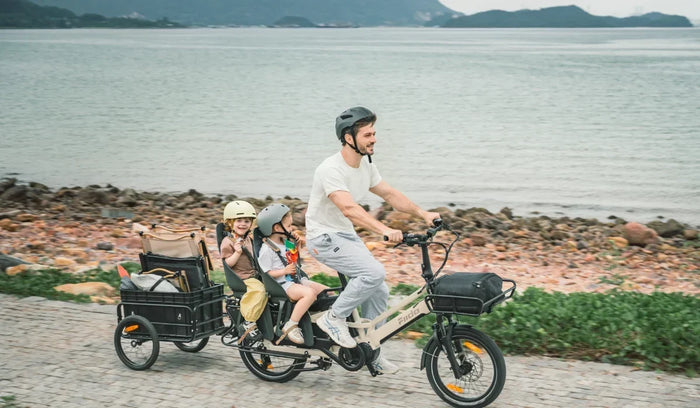E-bike cargo longtail Fiido T3 Max con bambini e un uomo in sella in una giornata soleggiata