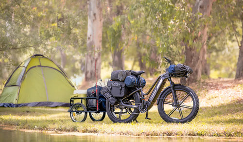 Una bicicletta elettrica Fiido Titan da caccia viene utilizzata per la sopravvivenza all'aperto.