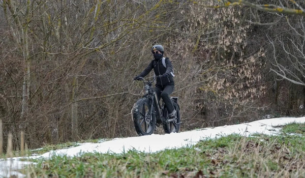 Pendolarismo invernale con una e-bike: consigli per una guida affidabile con il freddo.