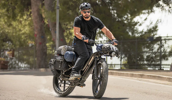 Un uomo guida una bicicletta elettrica Fiido Titan.