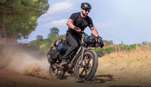 Un uomo sfreccia tra le montagne su una fat bike Fiido Titan.
