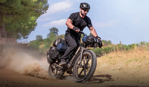 Un uomo sfreccia tra le montagne su una fat bike Fiido Titan.