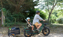 Una madre porta fuori il figlio su una bicicletta elettrica Fiido T2 longtail.