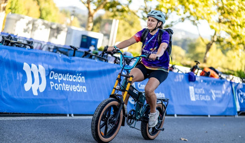 Un membro dello staff di World Triathlon 2026 in sella a una e-bike Fiido M1 Pro a Pontevedra, in Spagna