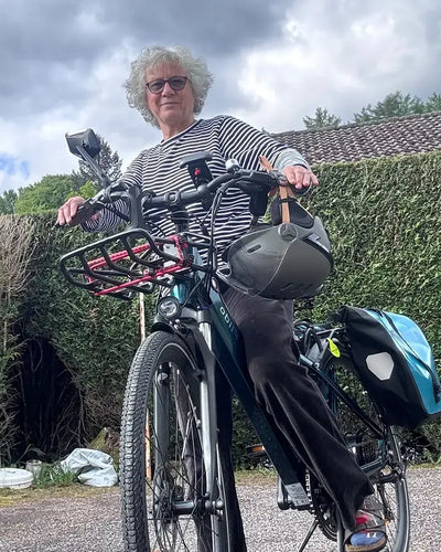 Leila Hornblower si prepara a partire con la bici elettrica Fiido C11 Pro.