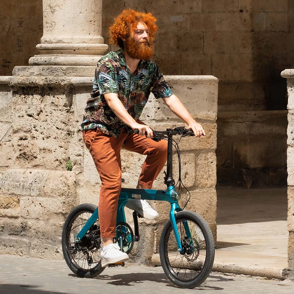 Uomo con capelli biondi in Bicicletta Elettrica Pieghevole Fiido X