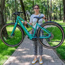 Donna solleva la leggerissima Bicicletta Elettrica Fiido E-Gravel C22