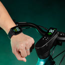 Uomo Mostra la Bicicletta Elettrica Fiido E-Gravel C22 per Adulti con Cronometro e Orologio