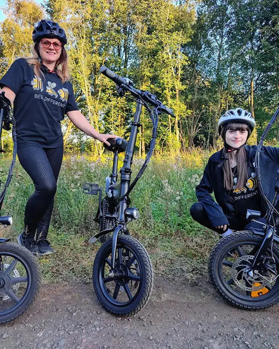 BitzyBobzy e i suoi amici percorrono un sentiero con la mini bici elettrica Fiido D3 Pro.