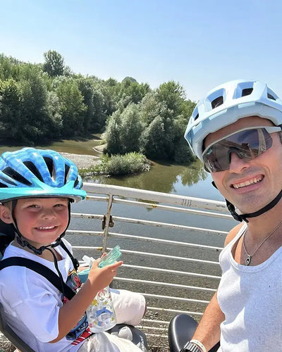Un uomo esce a divertirsi con il suo bambino su una bici elettrica Fiido Titan.