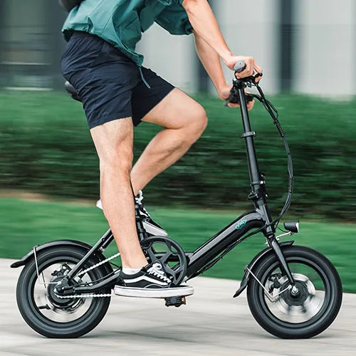 Uomo guida una mini bici elettrica Fiido