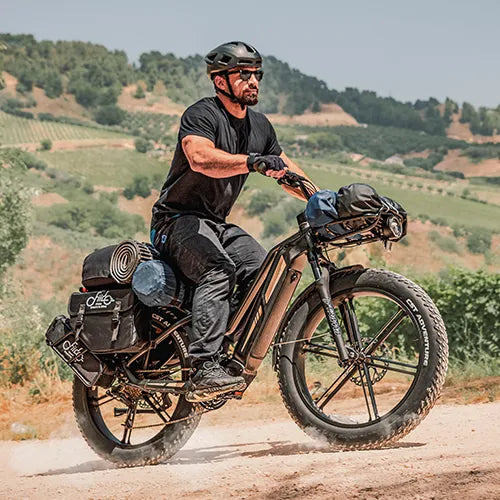 Uomo sale con una bici da viaggio Fiido