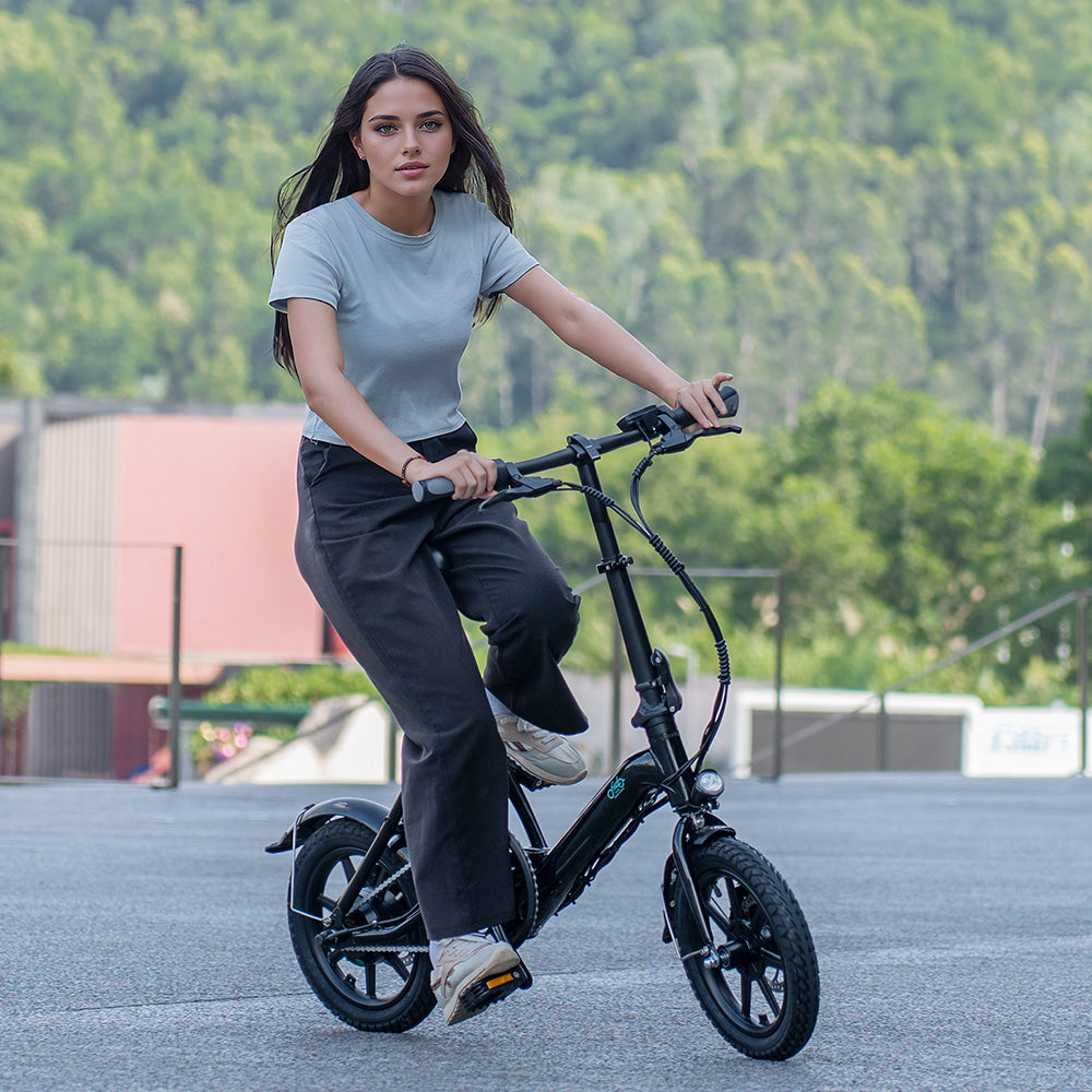 Donna in Bicicletta Elettrica Fiido D3 Pro Mini