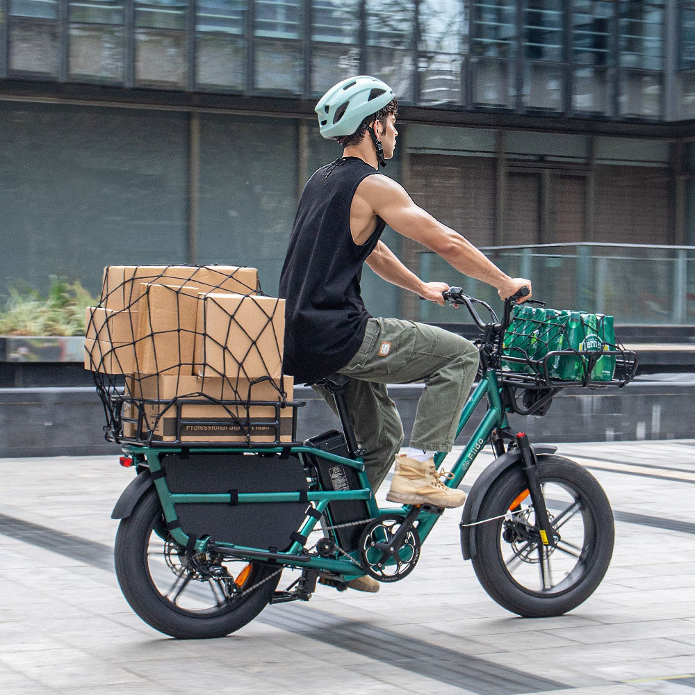 Adulti indossano caschi e guidano Fiido T2 Long-Tail Cargo Bici Elettriche per trasportare carichi