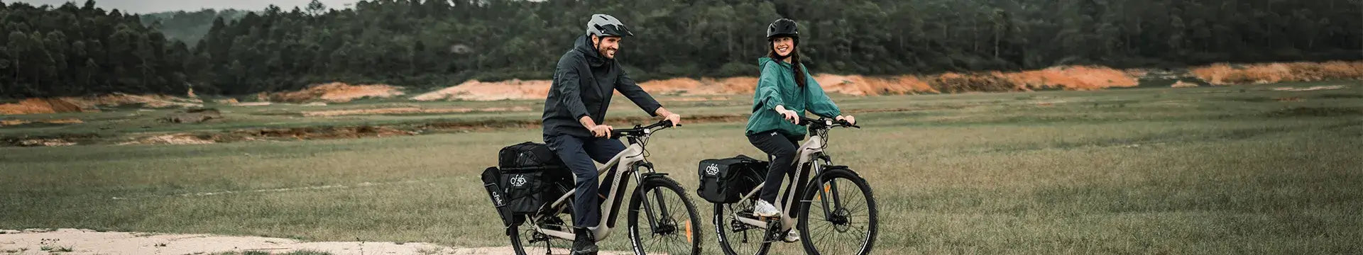 Una coppia esplora la natura in sella a una bici elettrica Fiido Nomads.